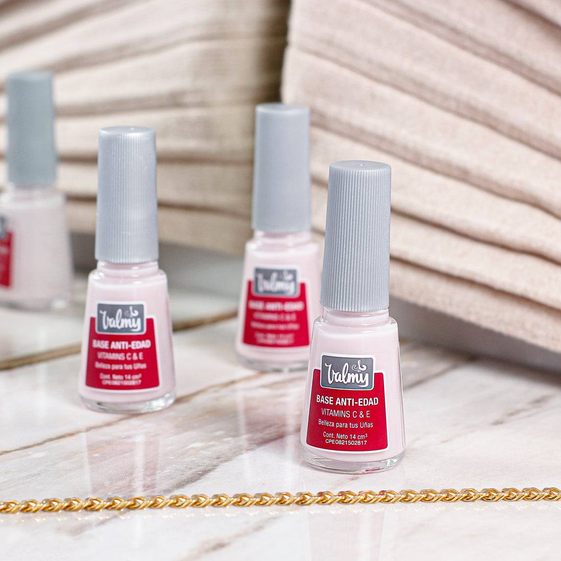Valmy Base Anti-Edad con Vitamina C y E, Tratamiento para Prevenir Estrías, Imperfecciones y Ayudar con el Crecimiento de Uñas Sanas y Fuertes (14ml)