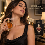 Mujer aplicándose Lattafa Pride Pure Crystal en el cuello