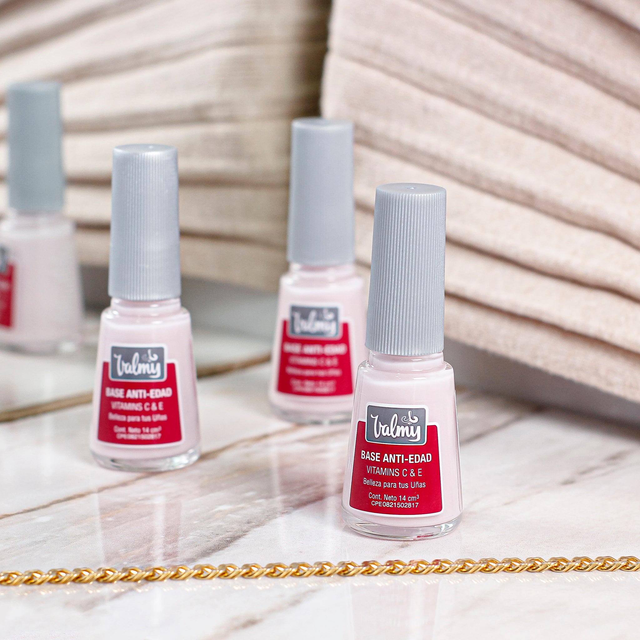 Valmy Base Anti-Edad con Vitamina C y E, Tratamiento para Prevenir Estrías, Imperfecciones y Ayudar con el Crecimiento de Uñas Sanas y Fuertes (14ml)