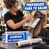 Peluquera usando papel de aluminio profesional para mechas
